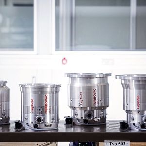 Der Turbo für's Vakuum: Turbomolekularpumpen basieren auf dem Prinzip der Molekularpumpe und sind für extreme Unterdrücke im Hoch- und Ultrahochvakuumbereich geeignet. Die abgebildeten i/iX-Pumpen von Leybold sind zudem besonder umempfindlich  gegenüber mechanischen Stößen oder einer plötzlichen Entlüftung. (Bild:  Leybold)