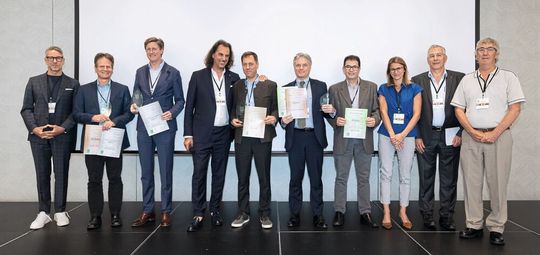 Die Jury, Preisträger und Teilnehmende des Grand Prix Awards (von rechts nach links): Jurymitglieder Larry Challis (Challis Clarke Enterprises), Herbert Rode (Windmöller & Hölscher) und Carla Croso (Saccarta), Antonio Carlos de Liz (Klabin), Fabio Barbieri (Mondi), Wilhelm Dyckerhoff (dy-pack), Eurosac-Präsident Alessandro Selmin (Corazza), Matthias Becker-Gröning (W. Gröning), Mark van der Merwe (Billerud) und Moderator Ingo Theissen.(Bild:  Eurosac)