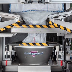 Die Big-Bag-Entleerung der fetthaltigen Seifennudeln erfolgt mit einer Walkvorrichtung, die gleichzeitig als Absturzsicherung dient.(Bild:  J. Engelsmann)