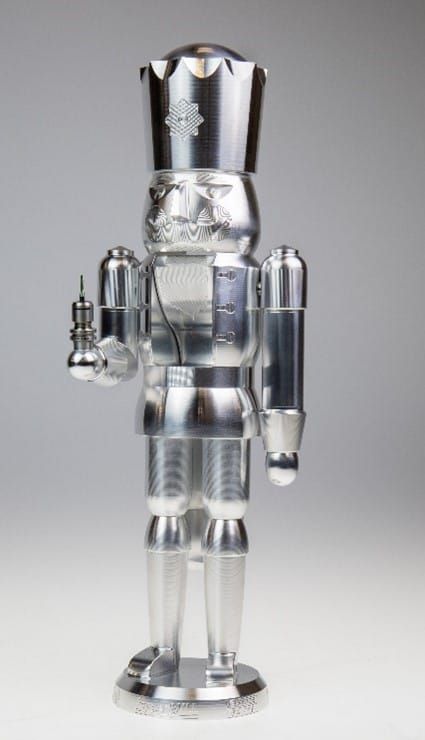 (Der 40 cm große Nussknacker aus Aluminium ist eine genaue Abbildung des Originals aus Holz. Der kleine Unterschied: Die neue Figur hält ein Werkzeug. Bild: Open Mind)