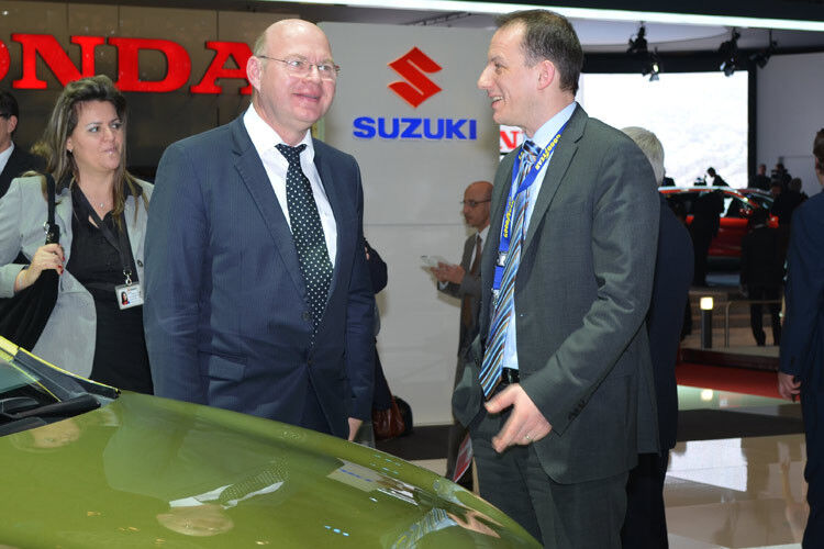 Suzuki-Vertriebschef Thomas Wysocki (links) im Gespräch mit dem stellvertretenden Chefredakteur des »kfz-betrieb«, Jens Rehberg. (Foto: Machalitzky)