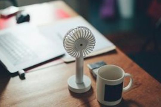 Hitze im Büro macht vielen Arbeitnehmern zu schaffen – gerade vor dem Hintergrund der Schutzmaßnahmen infolge der Corona-Pandemie. Hitze im Büro macht vielen Arbeitnehmern zu schaffen – gerade vor dem Hintergrund der Schutzmaßnahmen infolge der Corona-Pandemie.
