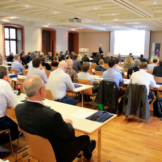 „Wir haben Angst, Risiko einzugehen – aber ohne Risiko keine Innovationen.“ In seiner Keynote konfrontierte Prof. Dr.-Ing. Eberhard Schlücker, Lehrstuhl für Prozessmaschinen und Anlagentechnik (IPAT), Uni Erlangen-Nürnberg, die Teilnehmer mit der Frage: Ist der Technologie-Standort Deutschland in Gefahr? Anhand von Beispielen zeigte Schlücker, dass die beschriebene Situation ernst, aber nicht alternativlos ist. „Wir haben Angst, Risiko einzugehen – aber ohne Risiko keine Innovationen.“ In seiner Keynote konfrontierte Prof. Dr.-Ing. Eberhard Schlücker, Lehrstuhl für Prozessmaschinen und Anlagentechnik (IPAT), Uni Erlangen-Nürnberg, die Teilnehmer mit der Frage: Ist der Technologie-Standort Deutschland in Gefahr? Anhand von Beispielen zeigte Schlücker, dass die beschriebene Situation ernst, aber nicht alternativlos ist.