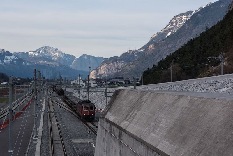 Nach über 20 Jahren Planungs- und Bauzeit wird in der Schweiz die Fertigstellung des Gotthard-Basistunnels gefeiert – der längste Eisenbahntunnels der Welt. Jede Menge Technik sorgt für einen reibungslosen Schienenverkehr. So wird beispielsweise Messtechnik von Endress + Hauser für die Tunnel-Entwässerung eingesetzt. (AlpTransit Gotthard AG)