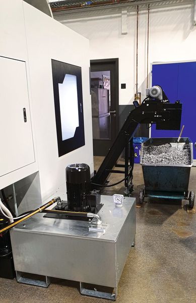 Mit Zusatztank,  Pumpe und Düse hat Metec eine eigene Lösung zum Abtransport der Späne  entwickelt. Im Prozess werden die Aluspäne zweimal mit einem Druck von 5 bar  herausgespült. (Bild: Ingersoll)