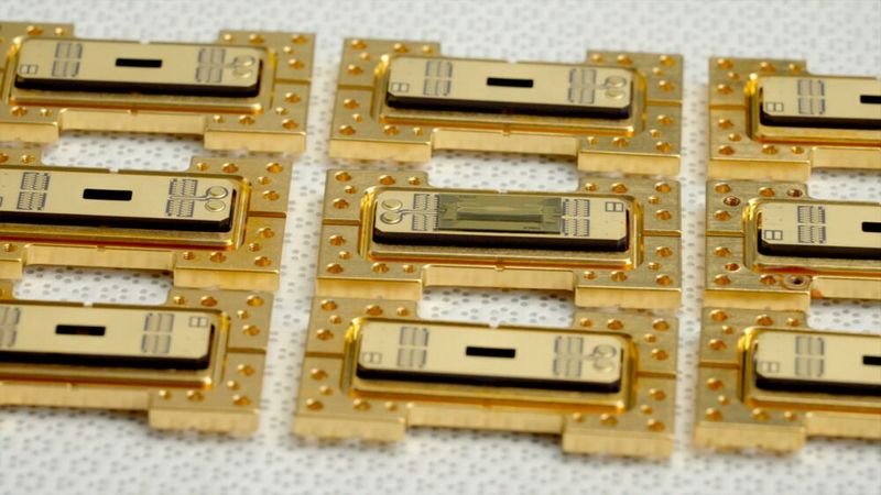 IonQ hat den ersten europäischen Quantencomputer in Betrieb genommen: Das Forte-System von IonQ lässt sich auf bis zu 36 algorithmische Qubits (#AQ) skalieren und kann über 34 Milliarden Möglichkeiten gleichzeitig verarbeiten.  (Bild: IonQ)