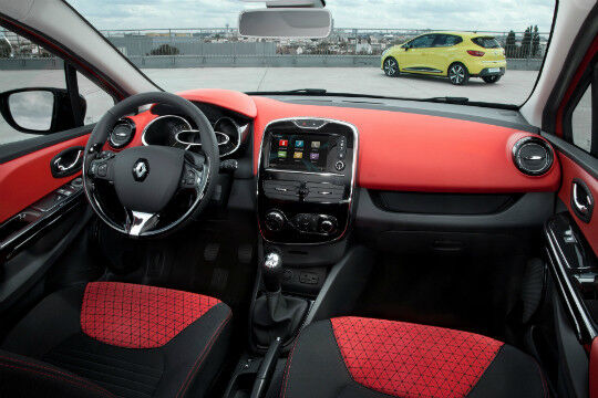 Der Clio ist als erstes Renault-Serienfahrzeug mit dem neuen Online-Multimediasystem R-Link erhältlich. Das System funktioniert wie ein Tablet-Computer, der fest in die Armaturentafel integriert ist. (Foto: Renault)