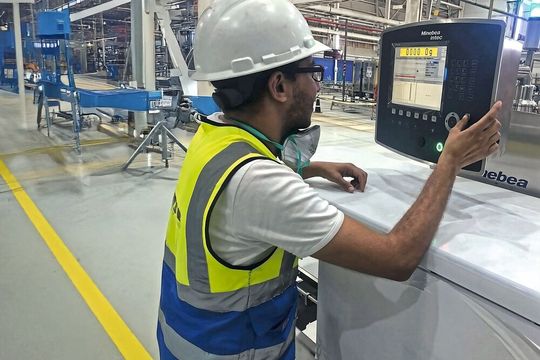 Mit der Kontrollwaage wird das Gewicht der Kartonverpackungen zuverlässig und hochpräzise bei sehr hoher Liniengeschwindigkeit kontrolliert.(Bild:  Minebea)