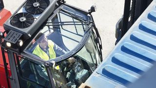 Besonderheit der gesamten ECG-Baureihe ist die neue klimatisierte Kabine mit perfekter Rundumsicht, auf dem Dach montiertem Scheibenwischer und völliger Entkopplung vom Chassis. (Bild: Kalmar)