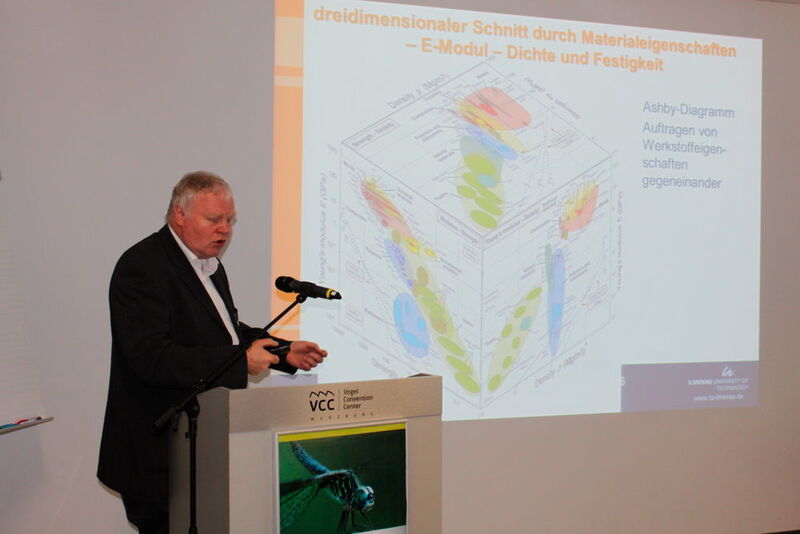 Prof. Lothar Spieß verdeutlichte in seinem Vortrag, wie der richtige Werkstoff für die Leichtbauanwendung gefunden werden kann. (V. Siegl/konstruktionspraxis)