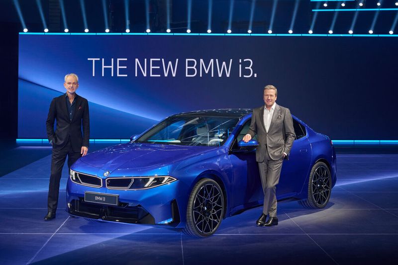 BMW CEO Oliver Zipse (r.) and Adrian van Hooydonk, Head of BMW Group Design, at the premiere of the i3 in Munich. (Image:Tom Kirkpatrick; BMW Group)