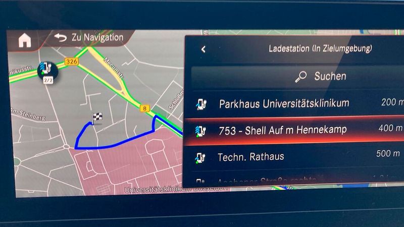 9. Die Routenführung: Bei der Routenplanung nimmt der EQA das Ziel erst einmal an, auch wenn es mit der Batterieladung nicht erreichbar ist – warnt aber bei 50 Kilometern Restreichweite und schlägt dann auch Ladestationen vor. Wählt man dann eine Ladestation aus, bekommt man auf der Kartenansicht daneben sofort einen guten Überblick, wie die jeweilige Säule zum Streckenziel hin gelegen ist. (Bild: Rehberg – »kfz-betrieb«)