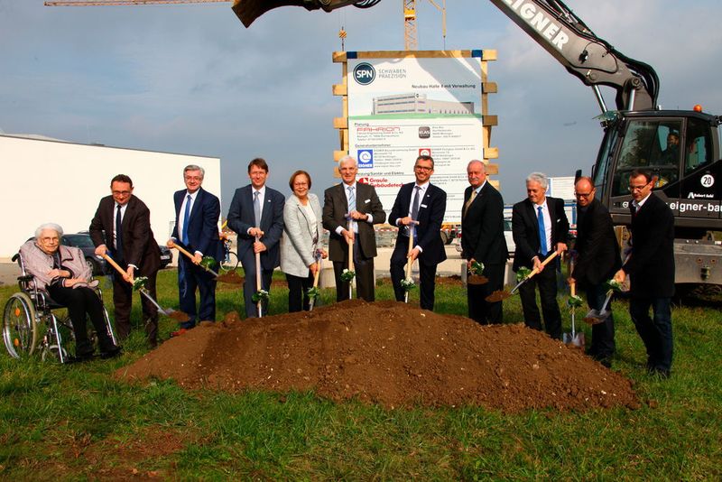 V.l.: Lieselotte Hopf (SPN), MdB Ulrich Lange, Werner Luther (Eigner Bauunternehmung), Stefan Rößle (Landrat Landkreis Donauries), MdB Gabriele Fograscher, Josef Seitz (SPN), Rainer Hertle (SPN), Hermann Faul (OB Nördlingen), Georg Jaumann (SPN), Kai Kuppinger (AFS Airfilter Systeme), Georg Eger (Graule Gebäudetechnik) (SPN Schwaben Präzision)