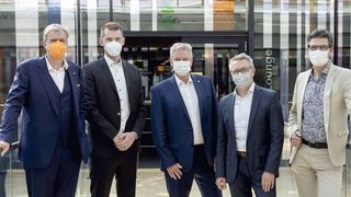 Medtec Live with T4M geht an den Start: (vlnr.) Peter Ottmann, CEO Nürnberg Messe, Christopher Boss, Leiter Medtec Live, Nürnberg Messe, Thomas Walter, Bereichsleiter Industrie & Technologie, Messe Stuttgart, Rolf Keller, Geschäftsführer Medtec Live GmbH und Stefan Lohnert, Geschäftsführer Messe Stuttgart. (Messe Stuttgart)