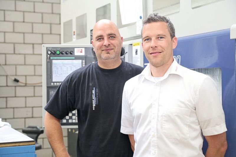 Thomas Steiner (links), Inselleiter Bereich Drehen bei der Robert Ott AG, und Samuel Schärer, Kundendienstleiter der SMI AG, vor der neuen Muratec MT200 GT3. (Anne Richter, SMM)