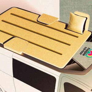 Freie Sicht in den Sternenhimmel soll eine über eine ausklappbare Außenleiter zugängliche Dachterrasse bieten, die mit einem niedrigen Loungetisch und zwei faltbaren Sesseln ausgestattet ist.(Bild:  Hersteller)