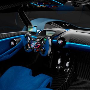 Der Innenraum des LM1 bietet viele Displays und Carbon.(Bild:  Laffite Automobili)
