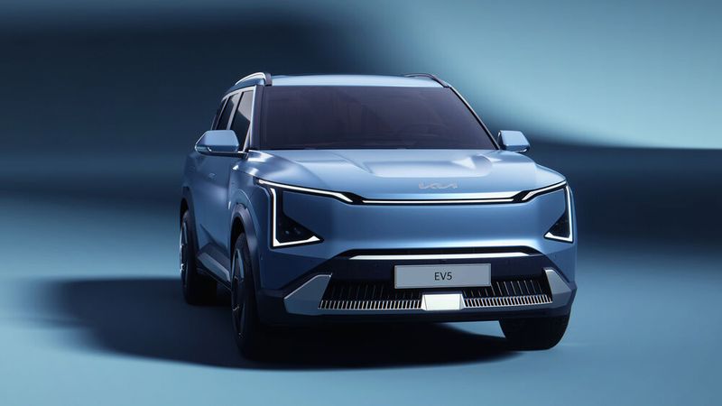 Das Tagfahrlicht des EV5 dürfte im Rückspiegel des Vordermanns auffallen. (Bild: Kia)