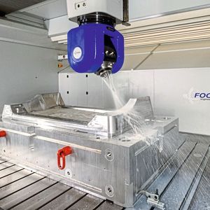 Das Unternehmen AWM Arnstädter Werkzeug- und Formenbau in Thüringen ist ein Hersteller von komplexen Spritzgießwerkzeugen und Sondermaschinen. Mit einer neuen Portalfräsmaschine des Typs Endura 900 Linear Kompakt von Fooke verdoppelt das Unternehmen jetzt das Maximalgewicht von Spritzgusswerkzeugen auf 20 t.