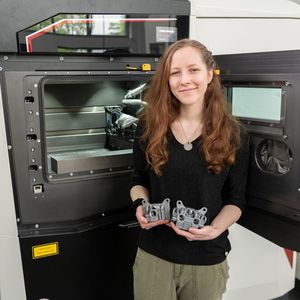 Maschinenbau-Studentin Viktoria Sobkowicz hat in ihrer Bachelorarbeit Bremssättel am Metall-3D-Drucker im Labor für Werkzeugmaschinen und Fertigungstechnik produziert. Diese werden für die E-Rennwagen des Formula-Student-Teams Racing Power Münster der FH Münster, dem die Studentin angehört, und für das Team der Technischen Universität Hamburg verwendet.(Bild:  FH Münster/Frederik Tebbe)