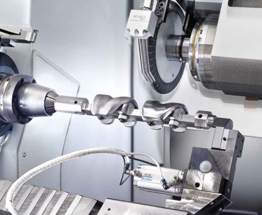 Mit den Schleifmaschinen von Schütte können komplexe Werkzeuge, beispielsweise Bohrer oder Fräser, aber auch Medizinalprodukte wie Knie- oder Hüftimplatate hergestellt werden.(Bild:  Schütte)