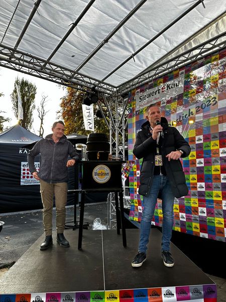 Püntklich um 14h führen die GFs Markus Hollerbaum und Björn Siewert (r., S&K) den Anstich durch. (Bild: Vogel IT-Medien)