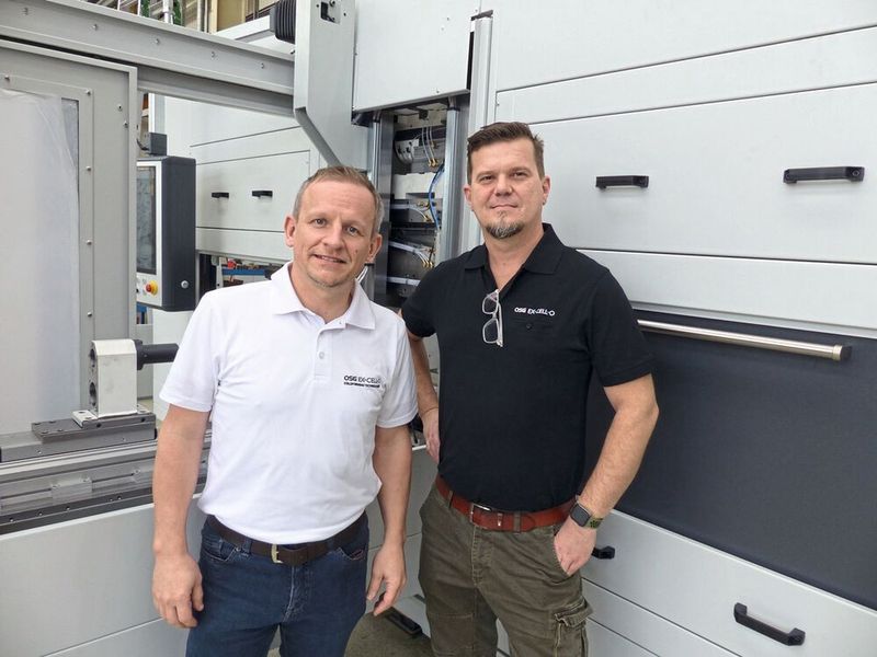 Jürgen Schmid (li.) und Rafael Schweda (re.): „Wenn man innovativ mitdenkt, begreift man die Problemstellung des Kunden sehr schnell. Bei dem dreigeteilten Rundwerkzeug ging es für uns deshalb nur um dessen die Umsetzung, denn in ähnlicher Form haben wir das schon bei Flachwerkzeugen realisiert.“ (Bild: OSG Excello)