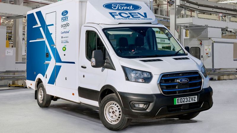 Ford rüstet aktuell acht E-Transit für den Betrieb mit Wasserstoff-Brennstoffzellen um.(Bild:  Ford)