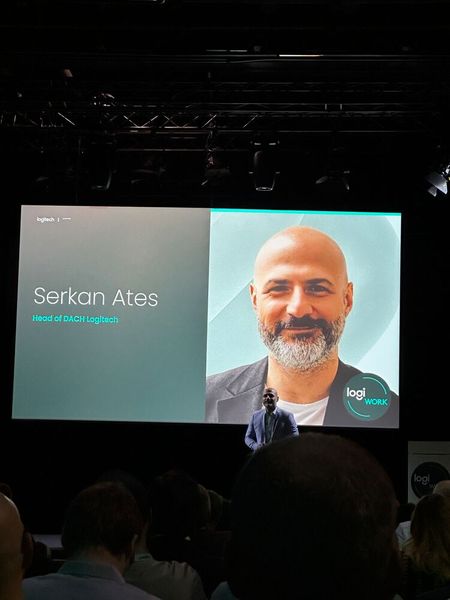 Serkan Ates, Head of DACH Logitech, begrüßt alle Partner und Distributoren. (Bild: Vogel IT-Medien )