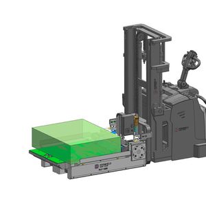 Roemhelds „Push-Pull“-Plattform wird an einen Elektro-Gehhubwagen oder Stapler montiert und fährt dann Werkzeuge bis 1,6 Tonnen selbsttätig in die Presse ein und wieder aus ihr heraus. Weitere Modelle für schwerere Werkzeuge sind schon in Planung.(Bild:  Roemheld)