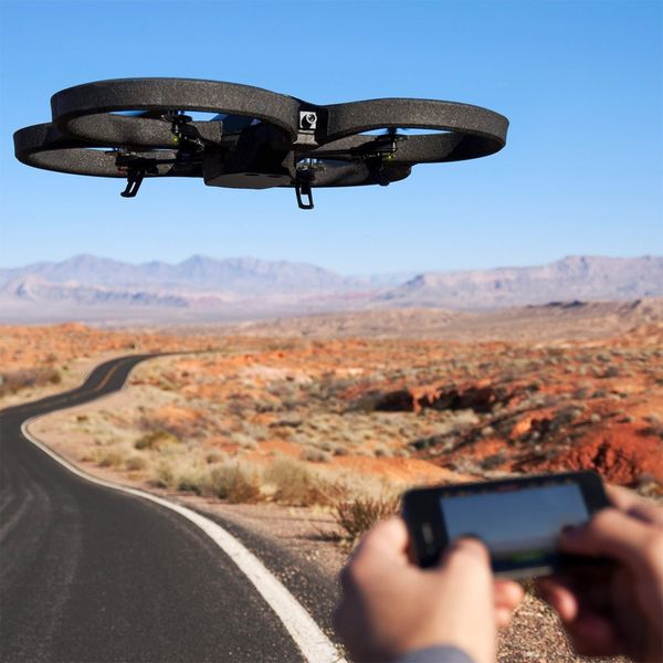 Pool-Party beim Nachbarn? Einfach mal mit der Parrot AR.Drone 2.0, eine Drohne für iPhone und Android, nachsehen. Das Gerät wird direkt über das Smartphone gesteuert und liefert die Videosignale aus beiden Bordkameras auf das Display. www.radbag.de bietet die Drohne für 289,95 Euro an. ( www.radbag.de)