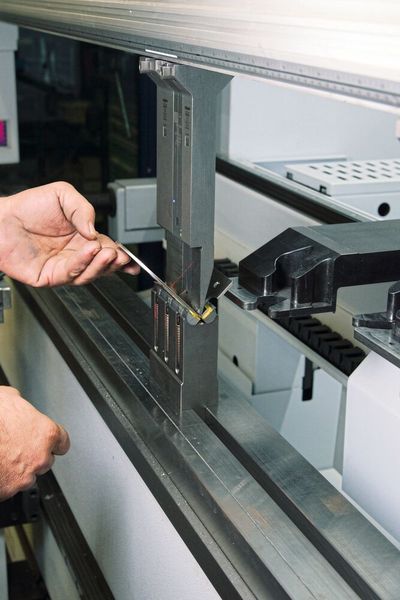 Automatisch genau: Das Winkelmesssystem ACB an der Gesenkbiegepresse gewährleistet, dass alle Bauteile unabhängig von Werkstoffeigenschaften ohne Probebiegungen exakt auf die zeichnungsgerechten Winkel gebogen werden.  (Bild: SMM / Konrad Mücke)