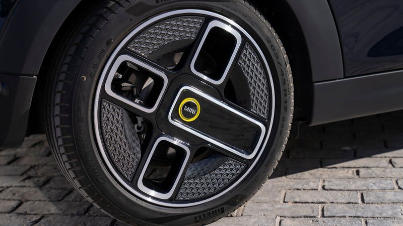 Die 17-Zoll-Leichtmetallräder im speziellen Elektro-Design bestehen aus 100 Prozent Sekundär-Aluminium.  (Bild: Mini/Bernhard Filser)