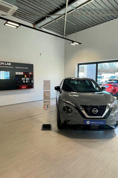 Der Showroom mit offener Deckenkonstruktion wurde gemeinsam mit Nissan entworfen. (Bild: Nissan)