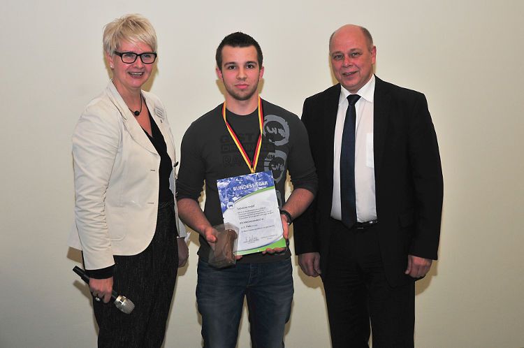 Sebastian Knopf holte sich seine Fahrkarte nach Göteborg durch Platz 1 beim PLW 2015. Hier bei der damaligen Siegerehrung mit ZDK-Geschäftsführerin Birgit Behrens und dem Geschäftsführer der Kfz-Innung Berlin, Dieter Rau. (Schmidt)