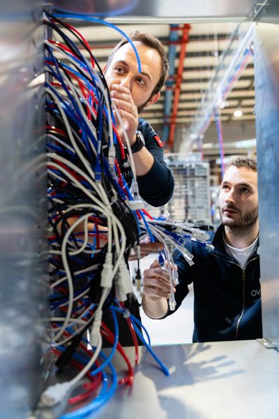 Auch die Wasserzu- und abflüsse für die Kühlung auf dem Server werden in der Fabrikation, soweit es geht, vorbereitet.  (OVH )