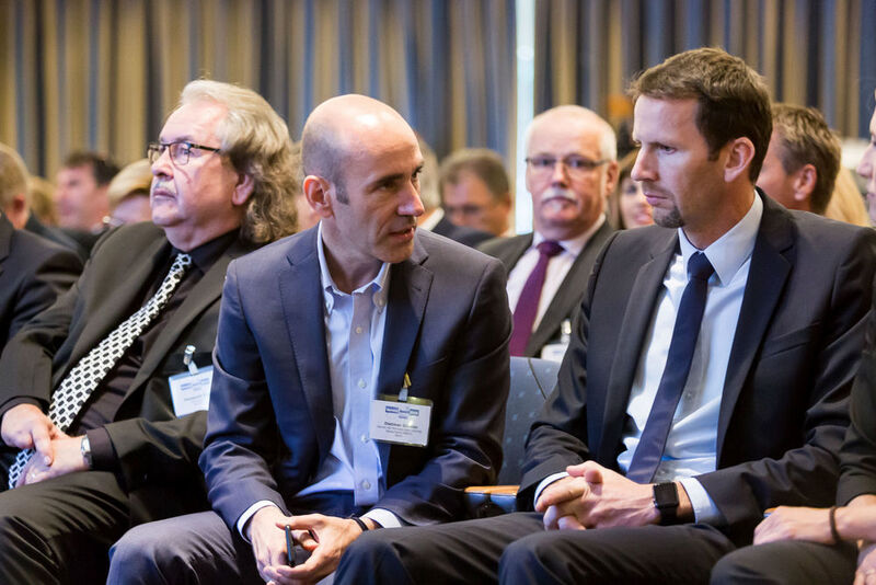 Die versammelte Branchenprominenz, hier von rechts nach links Tilo Bigalke und Dietmar Göllner (Mercedes-Benz) und Enmmerich Engels (VW), wartete gespannt auf die Verleihung. (Stefan Bausewein)