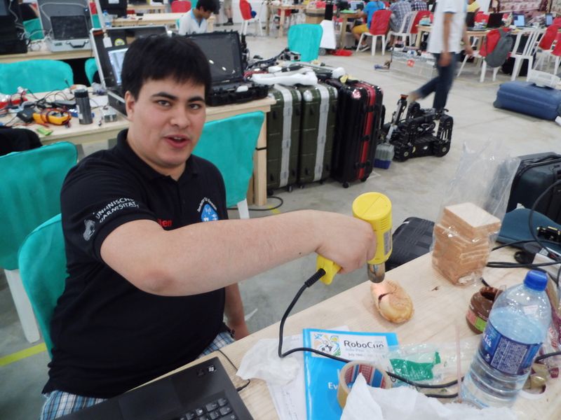 Nach der Weltmeisterschaft ist vor der Weltmeisterschaft! Während die Fußball-Weltmeister schon ihren verdienten Urlaub genießen, mussten die deutschen Roboter-Weltmeister noch in Brasilien schwitzen. Doch alle Anstrengungen haben sich gelohnt, Deutschland ist zum zweiten Mal Weltmeister in 2014. Das Team der TU Darmstadt gewann die RoboCup-Weltmeisterschaft in Brasilien mit dem Rettungsroboter Hektor. (RoboCup 2014)
