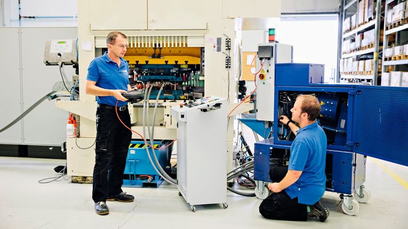 Das ist Systemtechnik: Arnold projektiert kundenspezifische Anlagen der Verbindungstechnik, nimmt sie in Betrieb und liefert die Schrauben dazu.(Bild:  Arnold Umformtechnik)