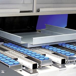Halbautomatisches Biegen von Paneelen und Boxen mit dem Biegezentrum. Für das Pos-Lift-System stehen Auflagetische in rechteckiger Ausführung zur Verfügung, die besonders bei beengten Platzverhältnissen vorteilhaft sind.