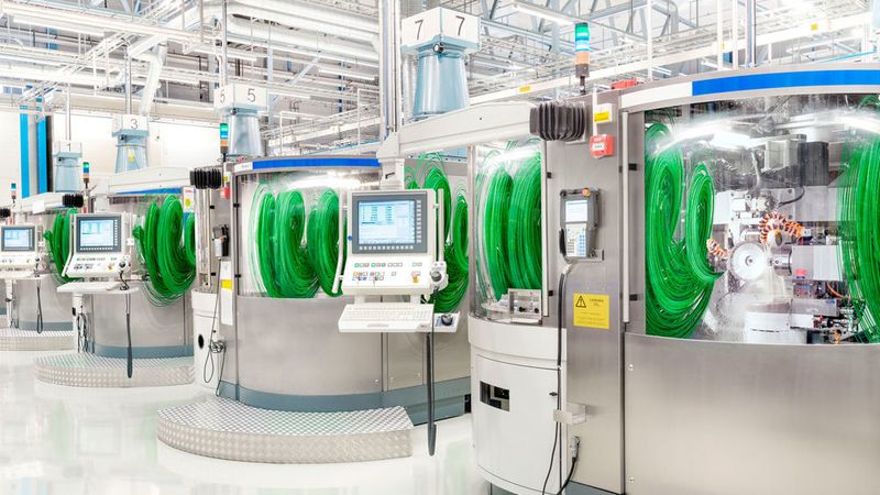 Castrols revolutionierende Kühlschmierstofftechnologie unterstützt die Herstellung von Metallbauteilen und behält konstante pH-Werte (9 bis 9,5) und bleibt den Angaben zufolge länger stabil als andere Kühlschmierstoffe. (Castrol)