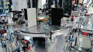 Montageautomat für elektromechanische Sensoren von UBH Mechanical Engineering mit Komponenten von Weiss: drei Rundschalttische und elf direkt angetriebene Pick-and-place-Einheiten schaffen eine Positioniergenauigkeit von 0,02 mm – bei einer Taktzeit von 1,5 s. (Bild: Weiss)