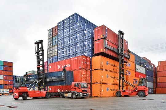 Die Leercontainerstapler DCG 100 von Kalmar bieten 10 Tonnen Tragkraft und 18,5 Meter Hubhöhe. Die Leercontainerstapler DCG 100 von Kalmar bieten 10 Tonnen Tragkraft und 18,5 Meter Hubhöhe.