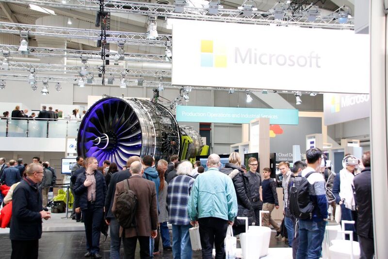 Am Messestand von Microsoft können Besucher dieses gigantische Flugzeugtriebwerk des Software-Spezialisten sehen. (Bild: konstruktionspraxis)