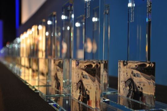 Diese Trophäe dürfen sich nun 137 BMW-Partner in den Servicebereich im Autohaus stellen. (Foto: Richter)