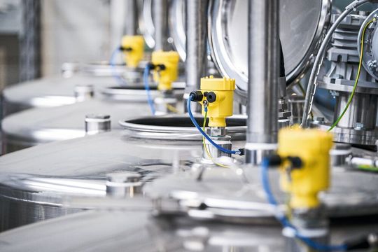 Kontinuierliche Füllstandüberwachung großer Tintenmengen: Die Messwerte der VEGA-Sensoren liefern rechtzeitig eine Warnung, bevor das Produkt den Mindeststand erreicht. (Bild:  Vega)