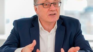 Wilhelm Bauer, Leiter des Fraunhofer IAO und Technologiebeauftragter des Landes Baden-Württemberg: „Viele Betriebe nehmen sich keine Zeit für die Digitalisierung, weil die Auftragsbücher voll sind. Dabei sind gerade in wirtschaftlich guten Zeiten die nötigen Mittel vorhanden, um das Thema anzugehen.“ (Trumpf/Weise)