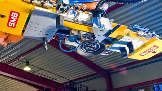 Das pneumatische Paletten-Greifer-Modul ist am Roboterarm befestigt. (Bild: SMB)