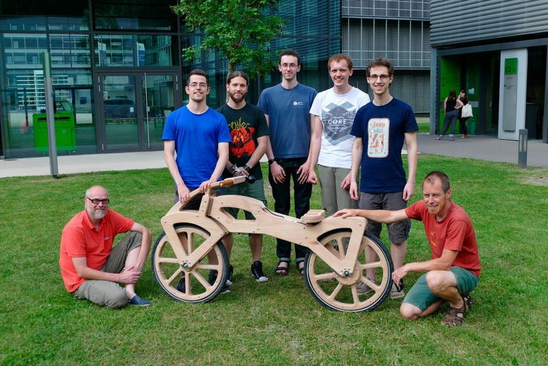 An der Draisine 200.0 arbeiteten (v.l.n.r.) Holger Hermanns, Gereon Fox, Gilles Nies, Felix Freiberger, Florian Schießl, Sebastian Biewer und der belgische Fahrrad-Ingenieur Dries Callebaut. Das Projekt wurde mit dem Preisgeld des ERC Advanced Grant finanziert. (Uni des Saarlandes)