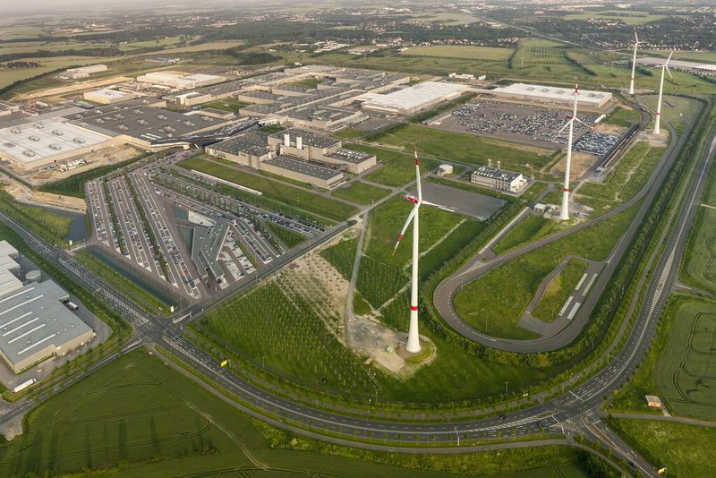 Im BMW Werk Leipzig sollen nicht nur grüne Autos gebaut werden. Auch bei der Stromversrogung setzt BMW auf Windkraft. (Bild: BMW)